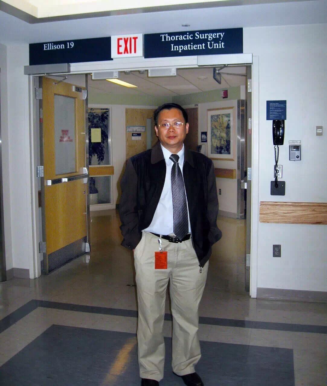 黄教授在美国麻省总医院.jpg